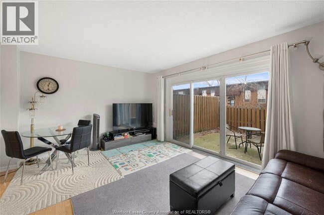 Photo - 6384 Thornberry Crescent