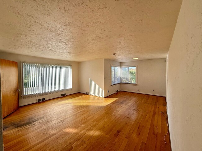 Photo - Spacious 2 bed/ 1 bath Home with Fenced Yard $2400/mo.