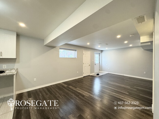 Photo - Spacious 2-Bedroom Basement Apartment with In-Unit Laundry – Mississauga Unit 2