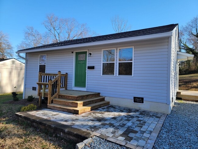 Building Photo - 2 Bedroom 1 Bathroom House