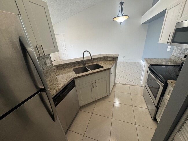 Building Photo - 9999 Summerbreeze Dr