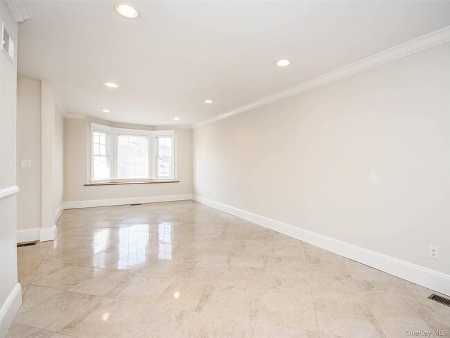 Photo - 24 Sintsink Dr W