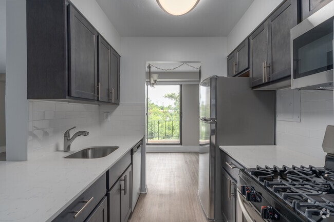 2HAB, 1BA - 900SF Cocina - Courtside Square Apartments