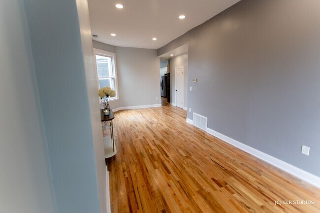 Photo - 2343 W Grenshaw St Unit 2
