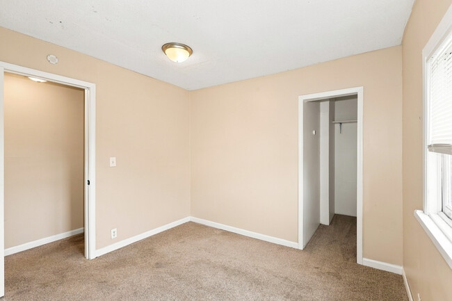 Photo - 1097 Suburban Ave E