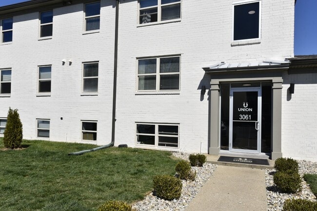 Building entrance & exterior
