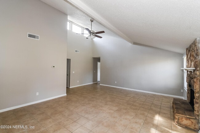 Photo - 4385 Queensway Dr