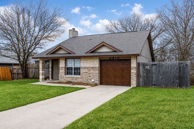 Photo - Charming Corner Lot Retreat: 3-Bedroom Haven in Killeen!