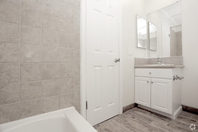 2BR, 2BA - 1150 SF