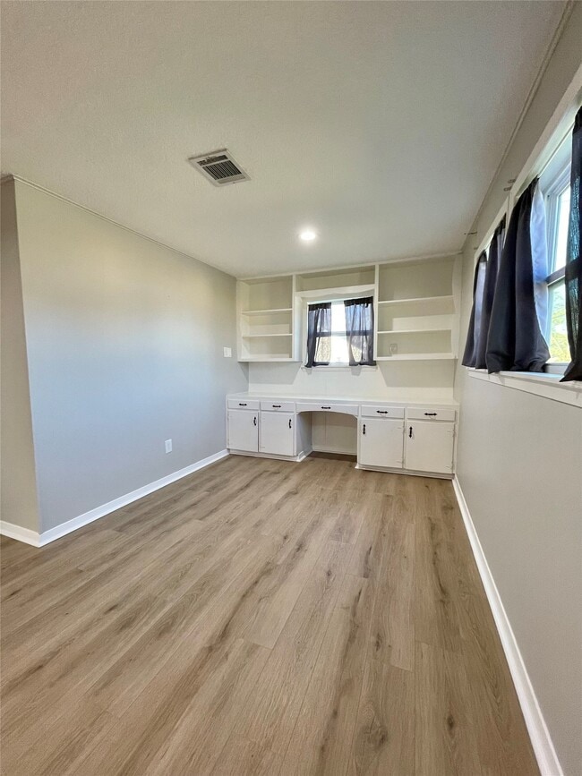 Building Photo - 817 N Valderas St