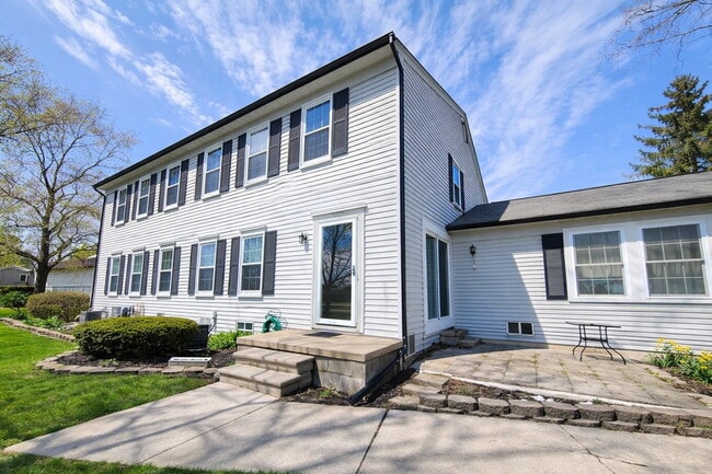 Building Photo - 2 Bedroom, 1.5 Bath Townhouse with Galley Kitchen & All Appliances, Open Living Area, Finished Ba... Unit 2