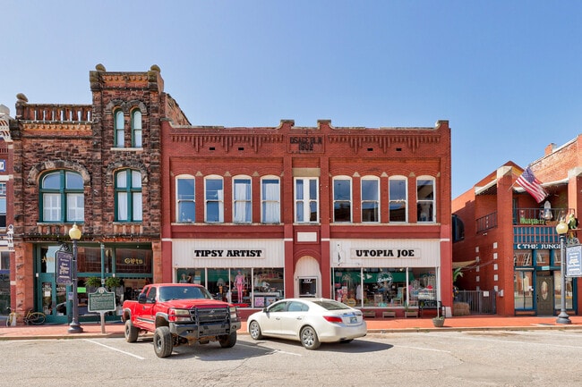 Building Photo - 117 W Harrison Ave Unit Vinyl Loft