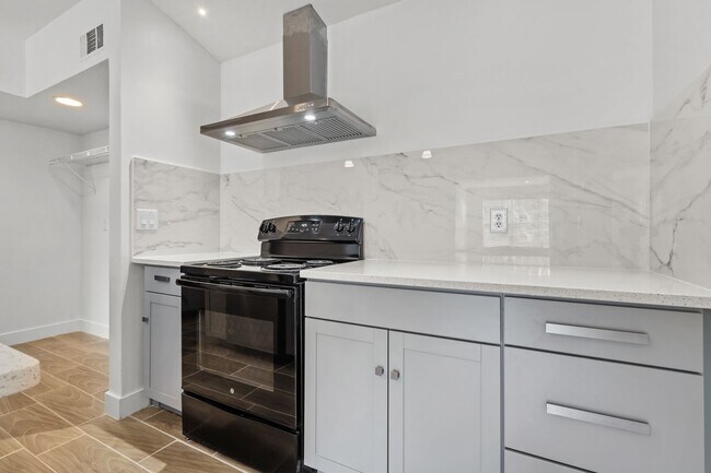 Photo - VENETIAN PLACE - 2nd floor • 1 BR 1 Bath -... Unidad 323