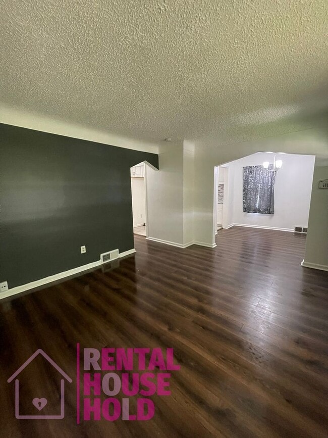 Building Photo - SUMMER SPECIAL~ 3 BEDROOM 1.5 BATH~ FREE P... Rental