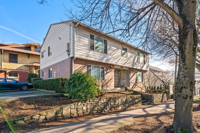 Building Photo - Charming 1-Bedroom in Portland’s Sullivan’s Gulch – MF 29 – NE 21st Ave Unit 1124