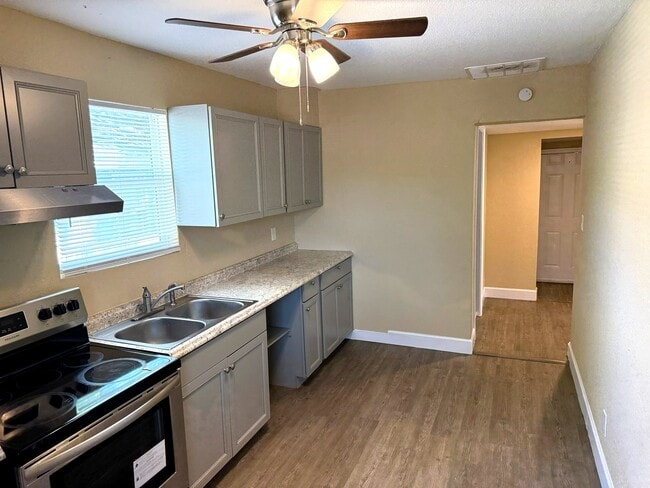 Building Photo - 803 Rushing St