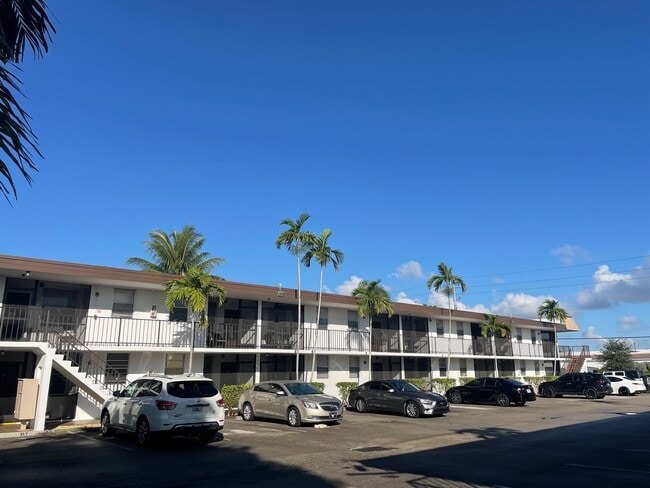 Taft Plaza Apartments Screened Porches
