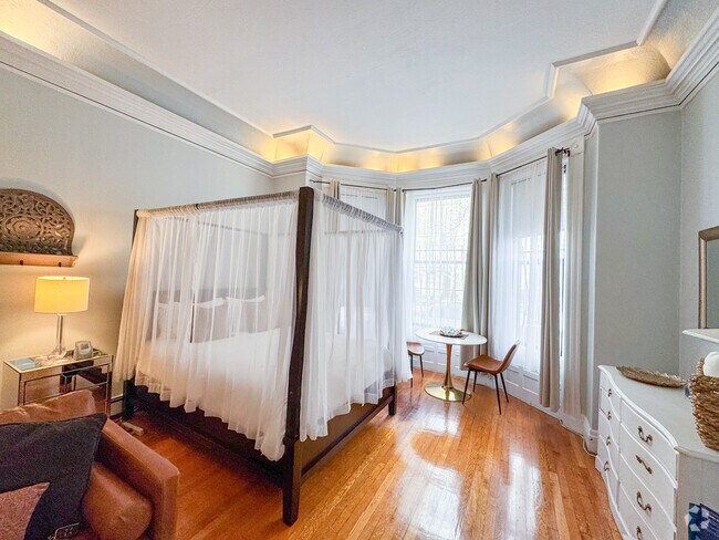 Building Photo - 337 Beacon St Unit 2 Rental