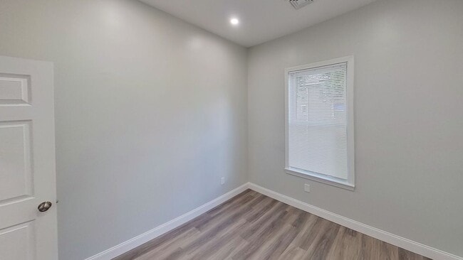 Building Photo - 23 Oakwood St Unit 2