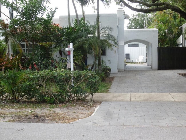 Building Photo - 1004 NE 3rd St