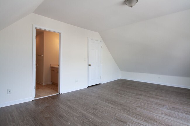 Photo - HUGE 3BR/2BA Duplex UP Close to Blue Line  NO SECURITY DEPOSIT! Unit 38-2F