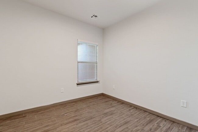 Photo - Newer Townhome, $400.00 off your first months rent!!!