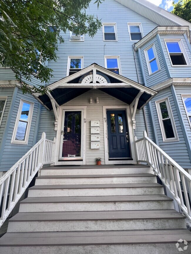 Building Photo - 92 Pleasant St Unit 3 Rental