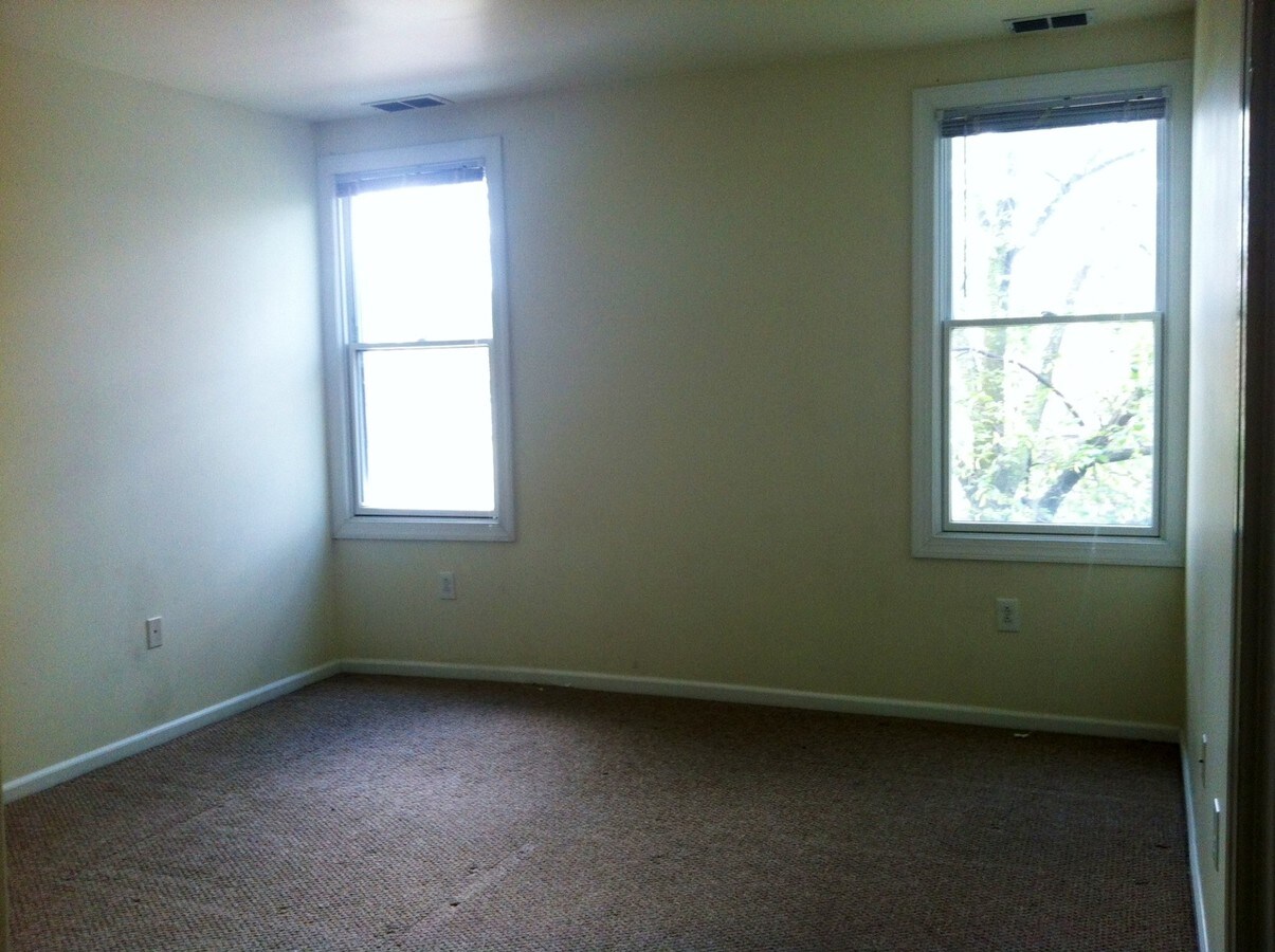 Bedroom 1 - 537 Greenfield Ave Unit 2