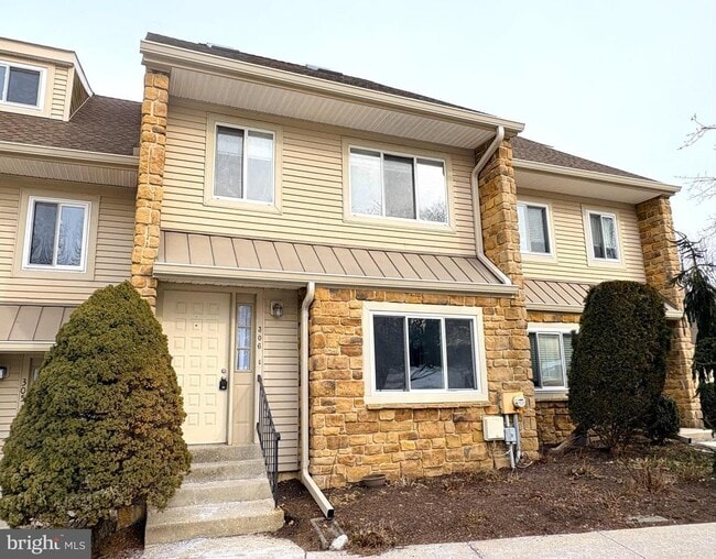 Photo - 306 Paddock Dr