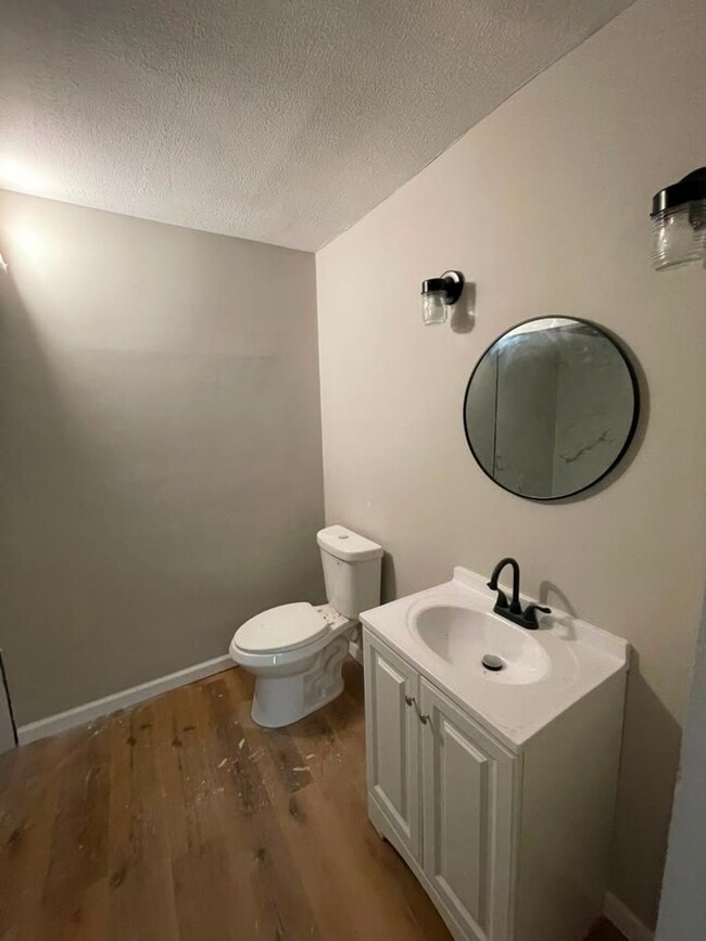 Photo - 720 E 258th St