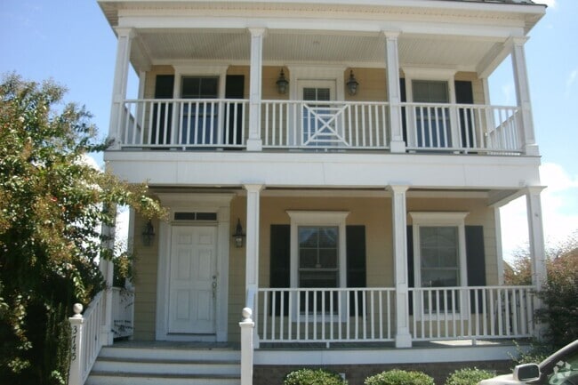 Building Photo - Beautiful Town Home
