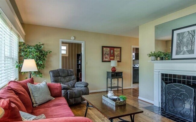Photo - Beautiful three Bedroom One Bathroom For Rent