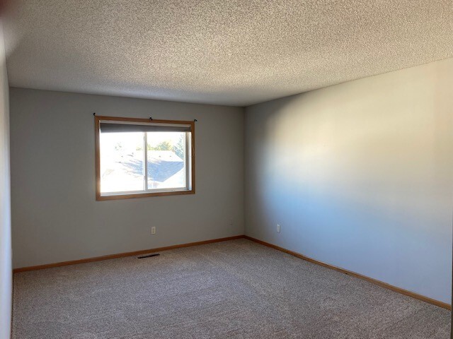 Photo - 689 Kingfisher Ln