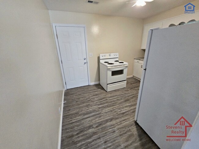 Photo - 15 W Borden St