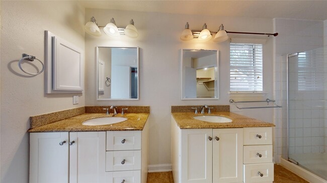 Building Photo - 806 N Willow Dr