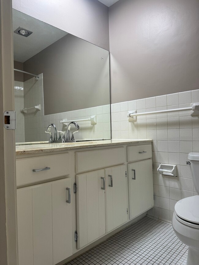 Photo - 9400 Old Cedar Ave S Unidad 334