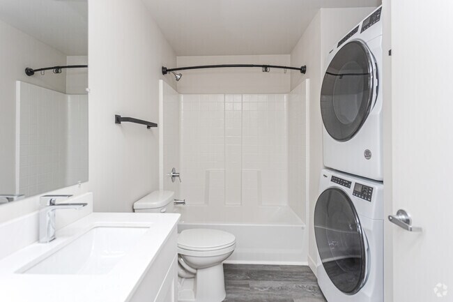 2BR, 2BA - 950SF - Bathroom