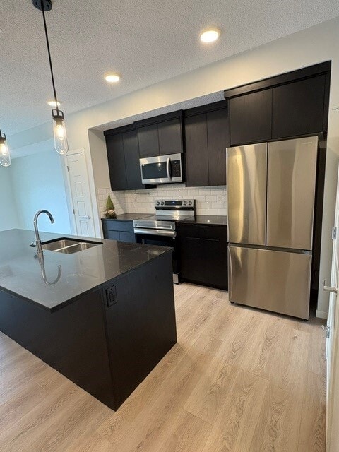 1 bed + den, 2 bath unit located in the SW area of Belmont