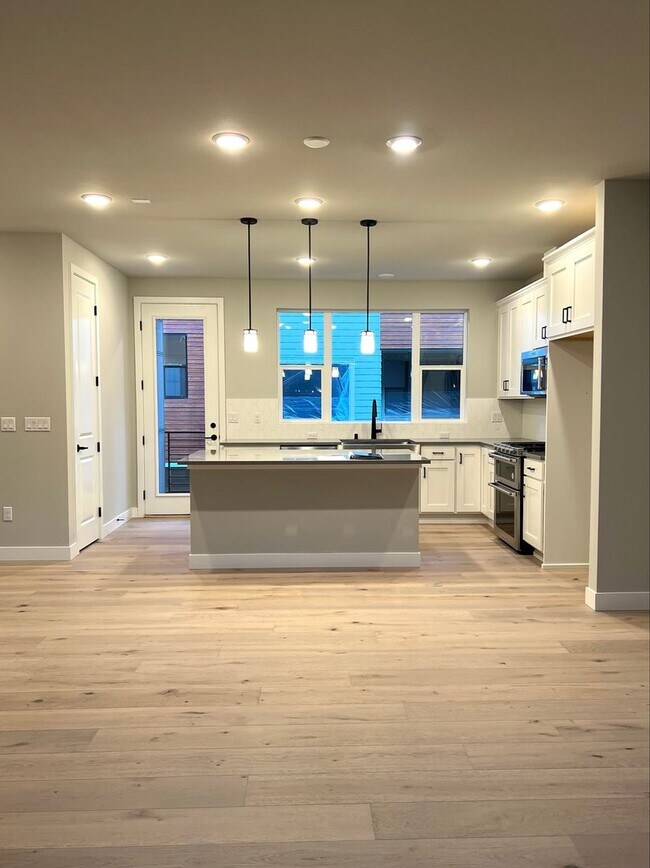 Modern 3Bed/2Bath PLUS 2 car garage Townho... Townhome Townhome Rental in Bellevue WA