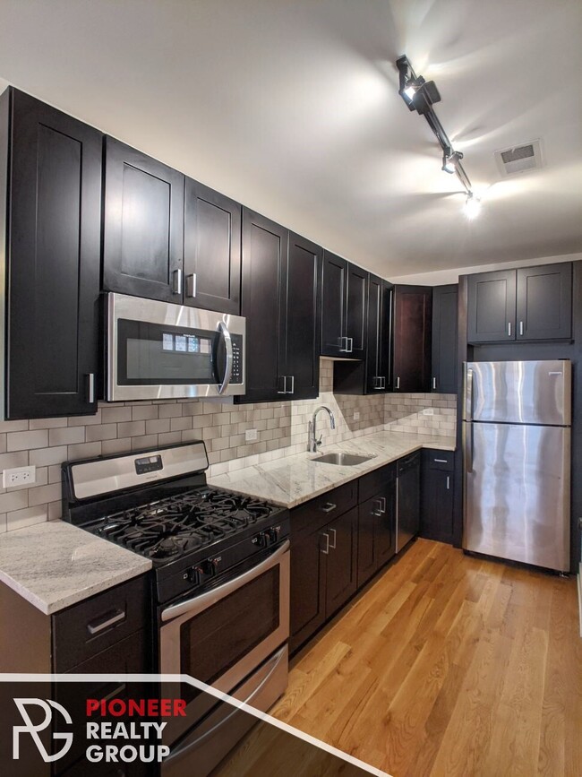 Building Photo - 2211 W Eastwood Ave Unit 3