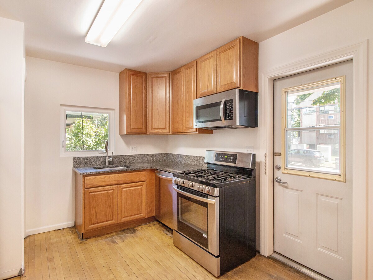 Photo - 747 Packard St