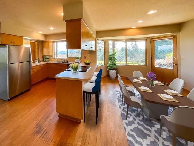 Photo - Expansive 5-Bedroom Lake Oswego Property N...