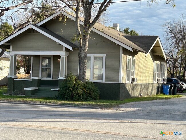 Building Photo - 211 E Kingsbury St Rental