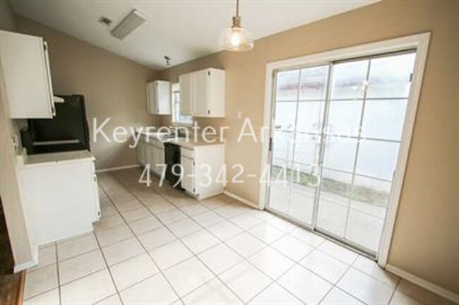 Photo - 736 W Poplar St