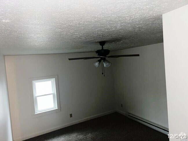 Building Photo - 170 Oswego St Rental