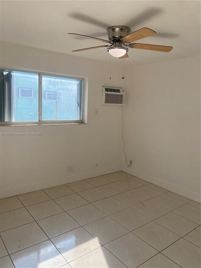 Photo - 479 SW 3rd St Unidad 9