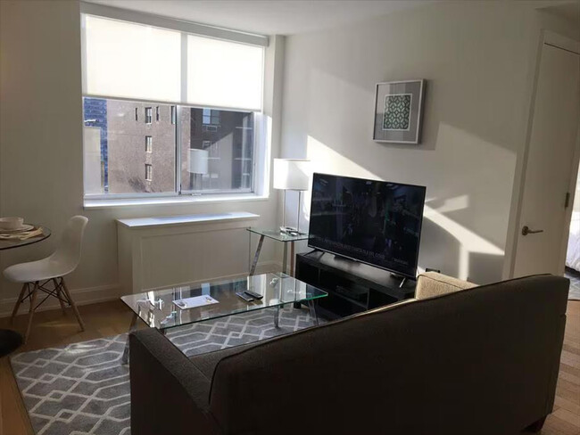 Building Photo - 420 E 54th St Rental