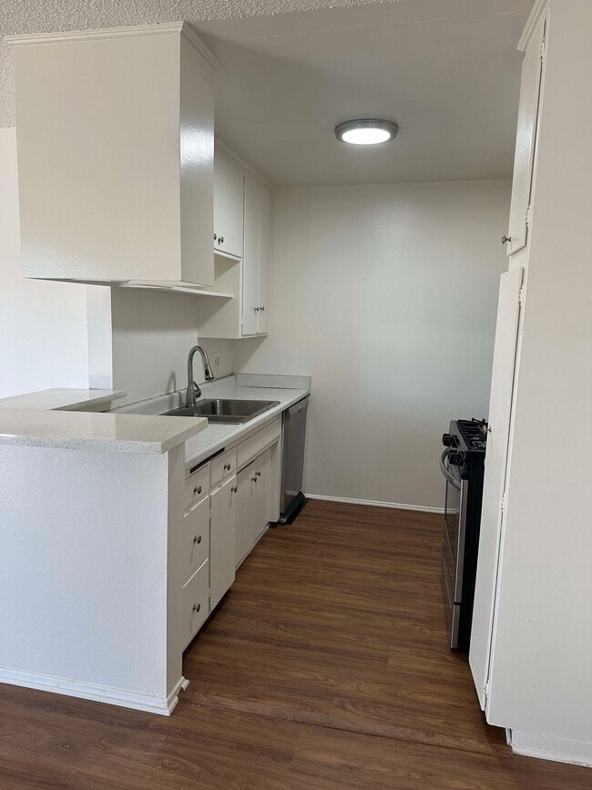 ¡La cocina incluye refrigerador NUEVO! - 14311 Addison St