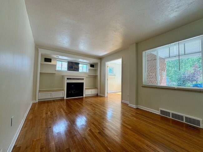 Photo - Beautiful 2 bedroom, 1.5 bathrooms plus an office!! Available NOW!