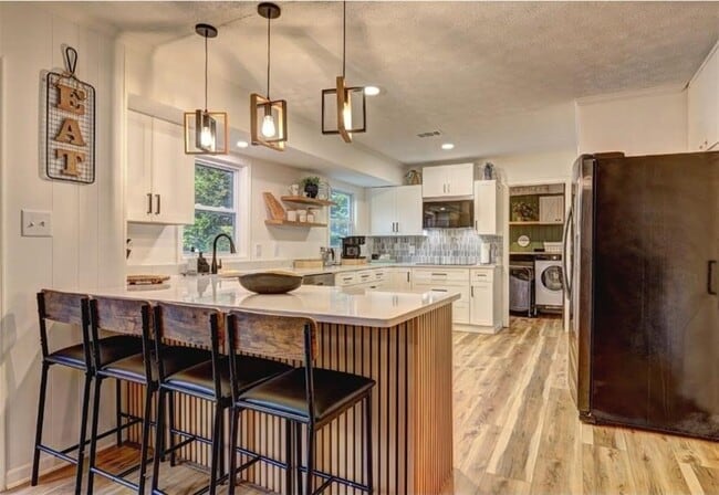 457 Castleaire Dr SW